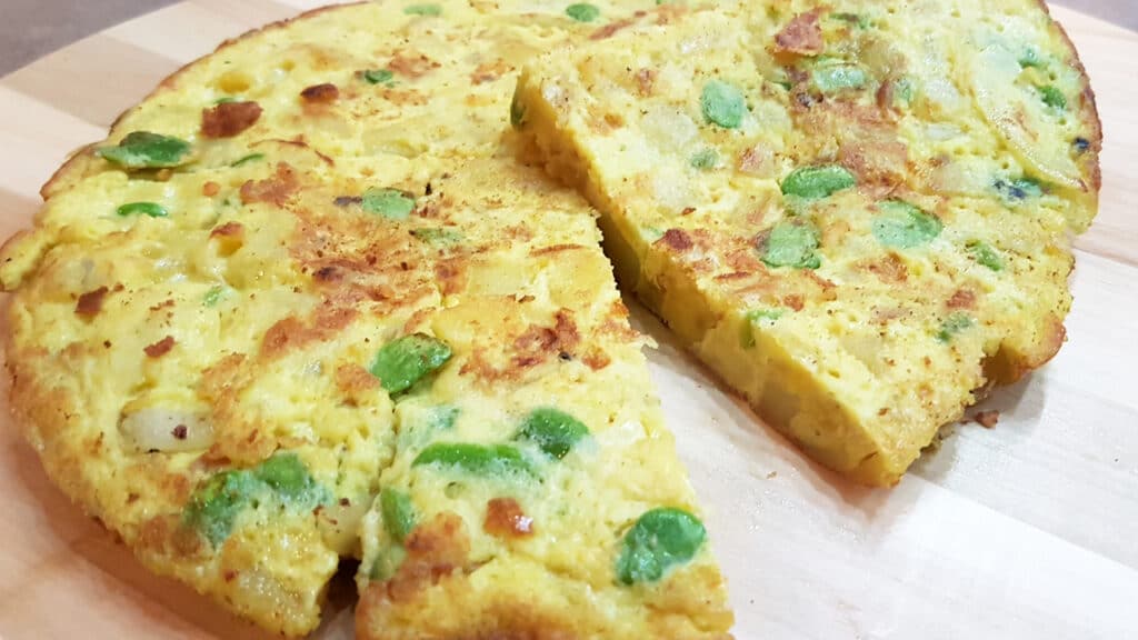 Frittata con fave patate e cipolle