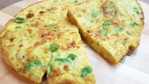Frittata con fave patate e cipolle Frittata con fave patate e cipolle