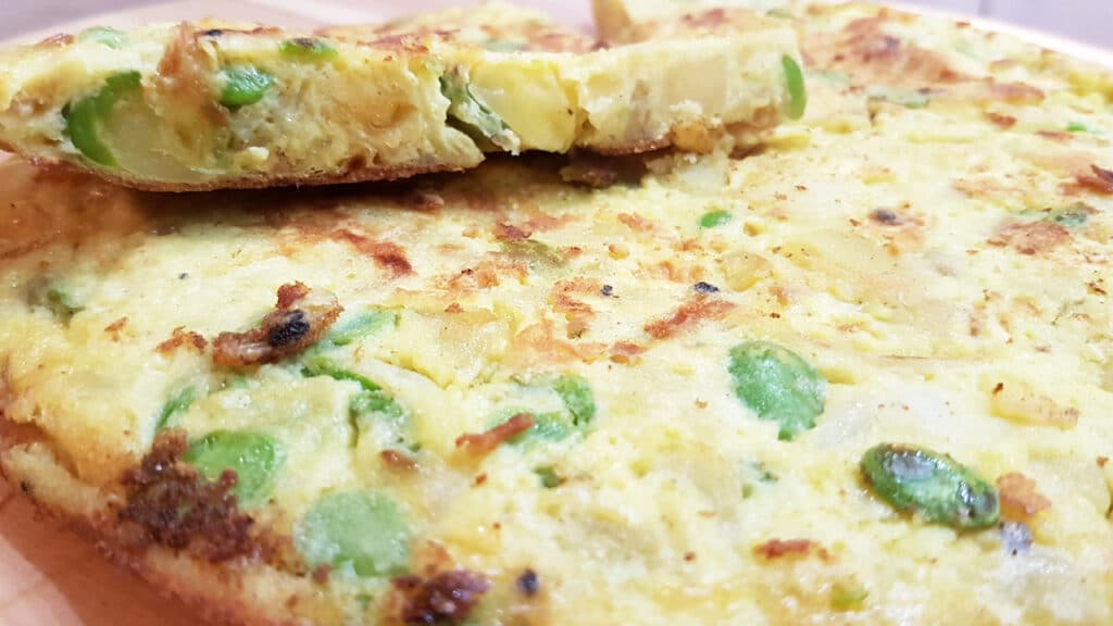 Frittata con fave patate e cipolle