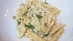 Penne con porcini pancetta e panna Penne con porcini pancetta e panna