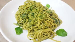 Spaghetti al pesto fresco, fatto in casa Spaghetti al pesto fresco, fatto in casa