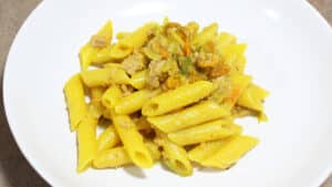 Pasta con tonno e fiori di zucca Pasta con tonno e fiori di zucca