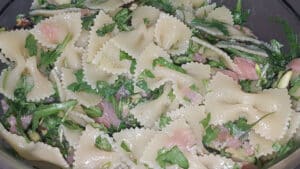 Pasta fredda con salmone rucola e zucchine grigliate Pasta fredda con salmone rucola e zucchine grigliate