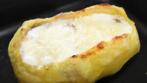 Patate farcite con salsiccia e formaggio al forno