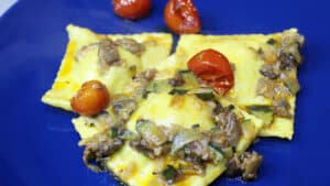 Ravioli ripieni di stracchino e speck Ravioli ripieni di stracchino e speck