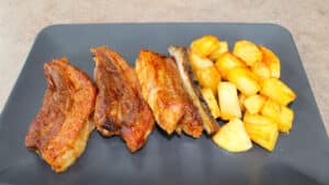 Costine di maiale al forno con patate Costine di maiale al forno con patate