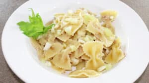 Pasta al tonno con sedano e cipolle Pasta al tonno con sedano e cipolle