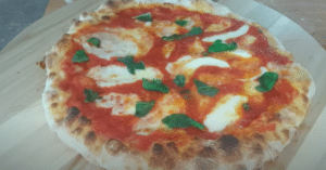 Pizza in 5 ore compreso impasto e lievitazione Pizza in 5 ore compreso impasto e lievitazione