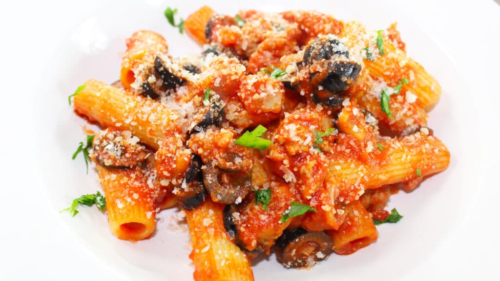 Rigatoni salsiccia pomodoro e olive