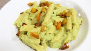 Pasta con crema di broccoli e peperoni croccanti Pasta con crema di broccoli e peperoni croccanti