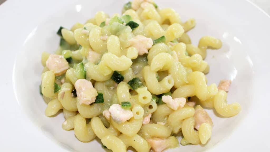 Pasta salmone e zucchine in bianco