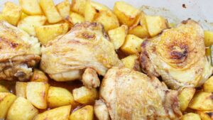 Sovracosce di pollo alla paprika al forno con patate Sovracosce di pollo alla paprika al forno con patate