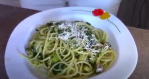 Spaghetti pesto zucchine e pancetta Spaghetti pesto zucchine e pancetta