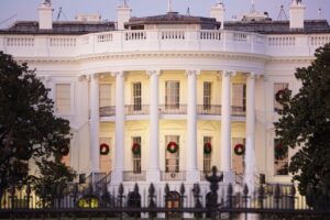 Giuramento Biden 2021: cosa riguardano i primi decreti che ha firmato Giuramento Biden 2021: cosa riguardano i primi decreti che ha firmato