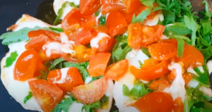 Petto di pollo all’italiana, con scamorza rucola e pomodorini Petto di pollo all’italiana, con scamorza rucola e pomodorini
