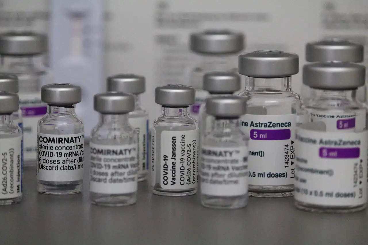 Vaccini: il cambio su Astrazeneca rallenta l’immunizzazione di massa. I numeri