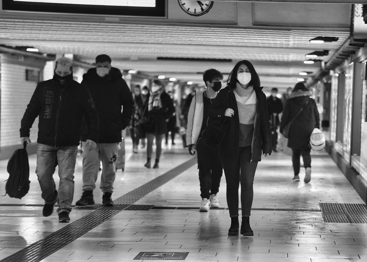 Aumento contagi Covid: confermato l’allentamento delle restrizioni. I dati