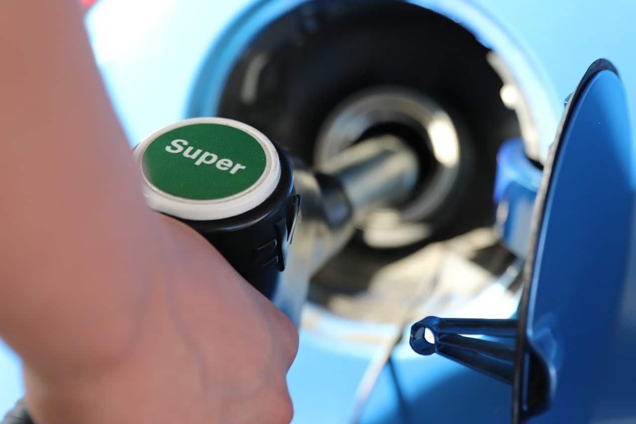Prezzo benzina: aumento oltre due euro. Da cosa dipende? I dati