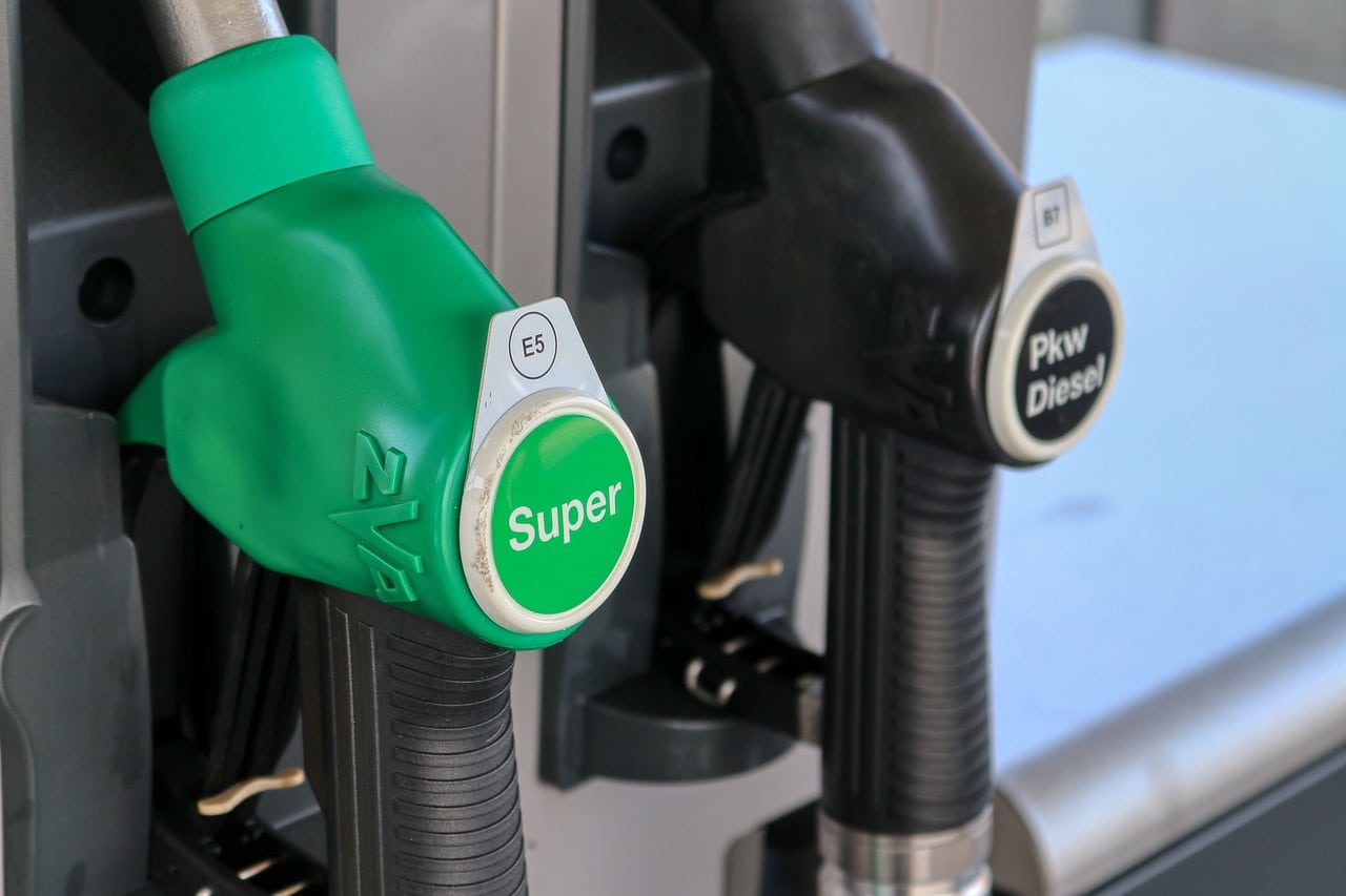 Prezzo medio benzina: Governo obbliga a esporlo. Il decreto