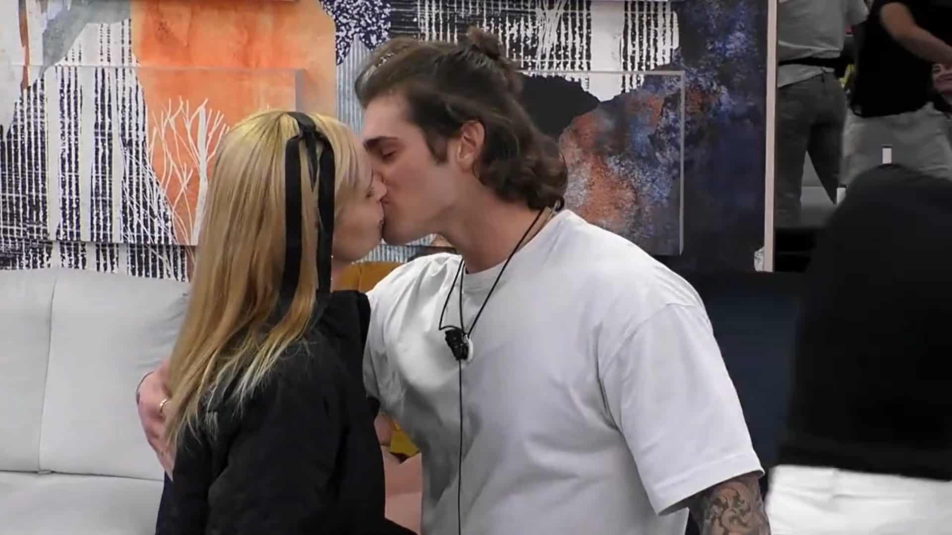Grande Fratello, nella nottata il gioco della bottiglia fa saltare altarini!