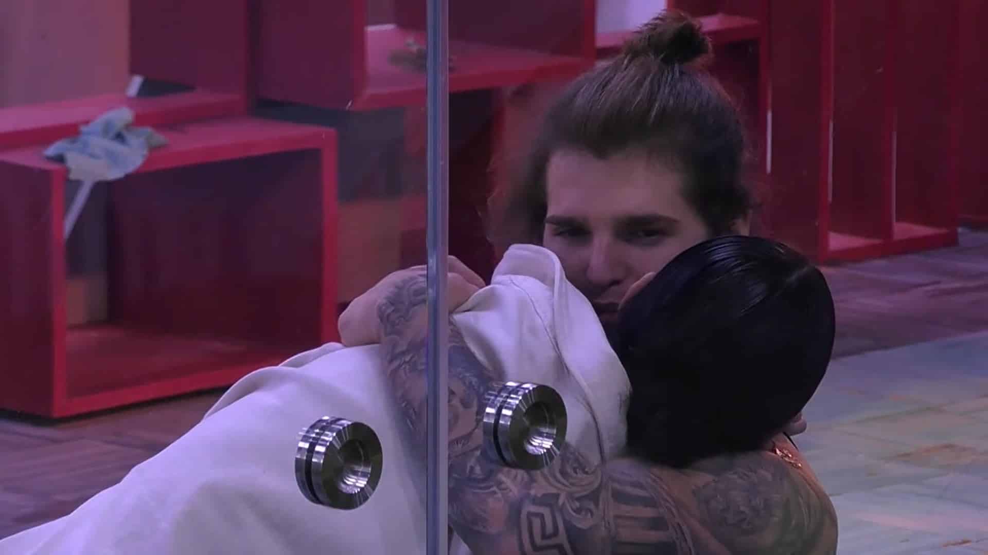 Grande Fratello, tutta la dolcezza di Paolo con Letizia