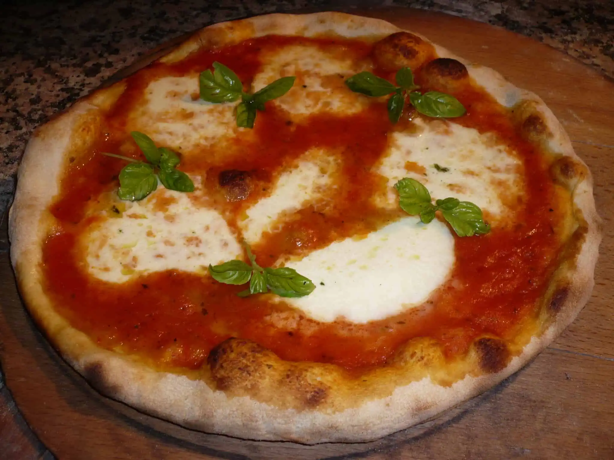 Pizza margherita fatta in casa: ricetta facile e veloce