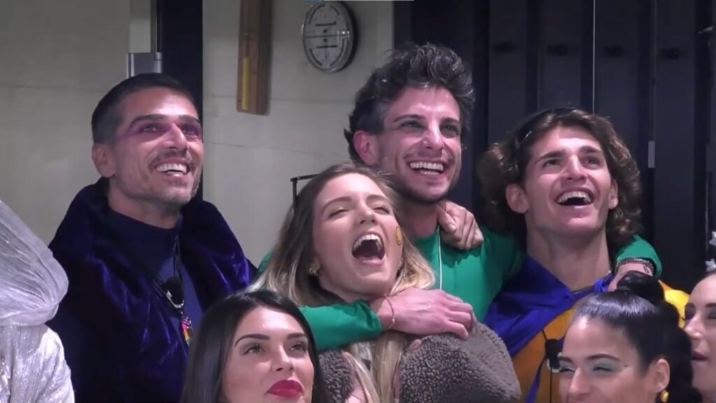 Grande Fratello: auguri esplosivi per il compleanno di Giuseppe. Un magico spettacolo sotto il cielo stellato