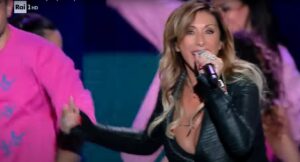 Chi è Sabrina Salerno, icona pop e di sensualità degli anni ottanta. Biografia, carriera e vita privata