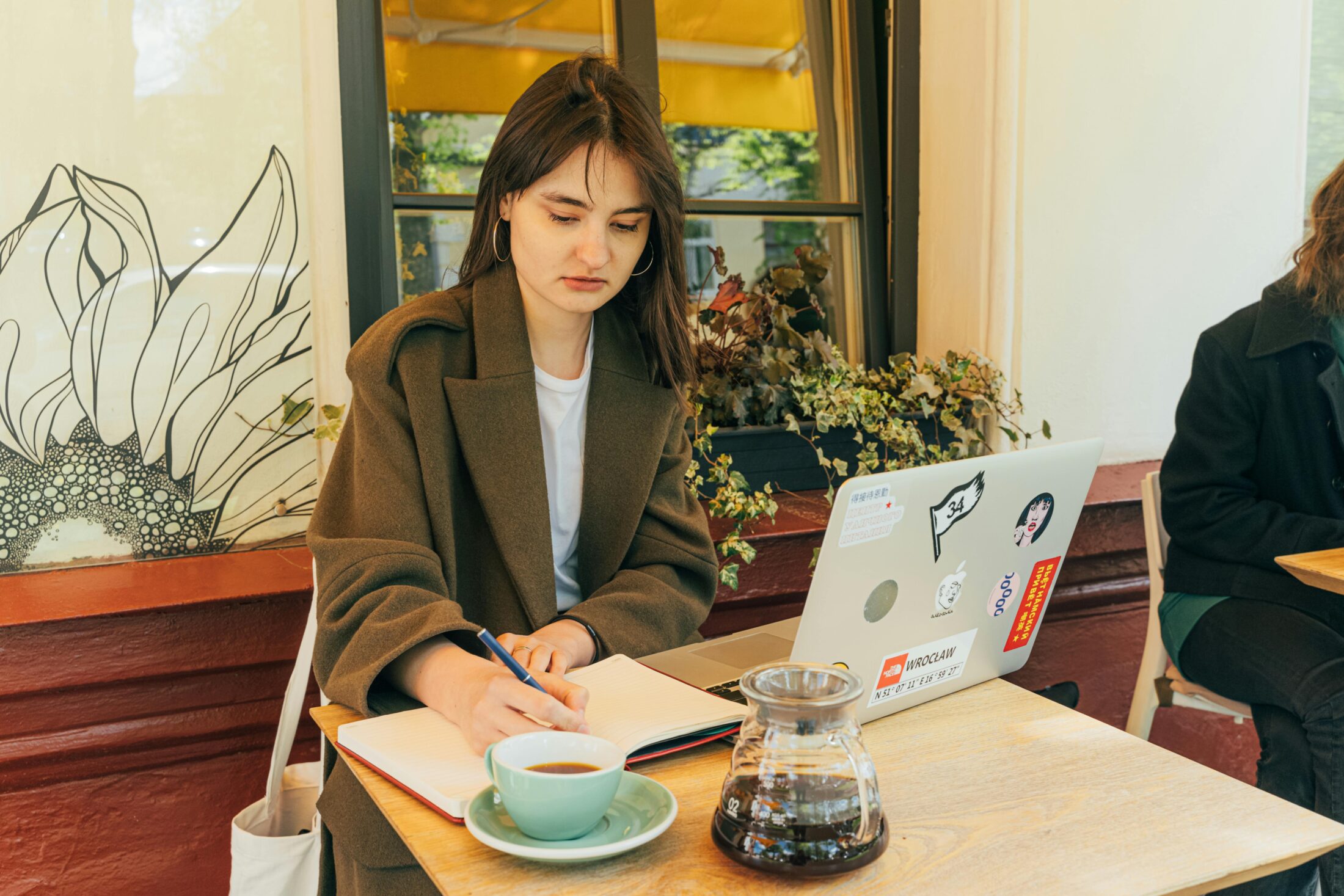ragazza e laptop