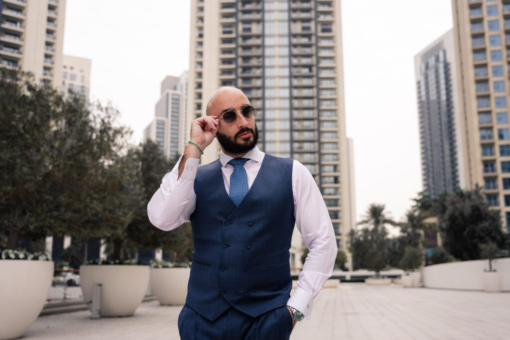 Persona con occhiali e gilet