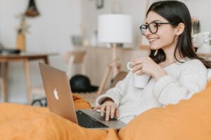 donna con computer