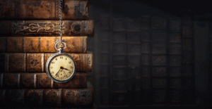 Orologio vintage con libri antichi sullo sfondo, simbolo del tempo che passa e della memoria storica delle donne di conforto.
