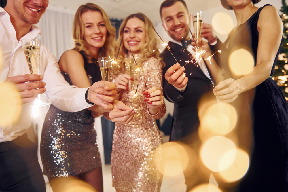 persone festeggiano Capodanno
