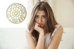 Le posizioni planetarie, in particolare la Luna in Leone e l’influenza di Marte in Sagittario, plasmano una giornata ricca di emozioni contrastanti,