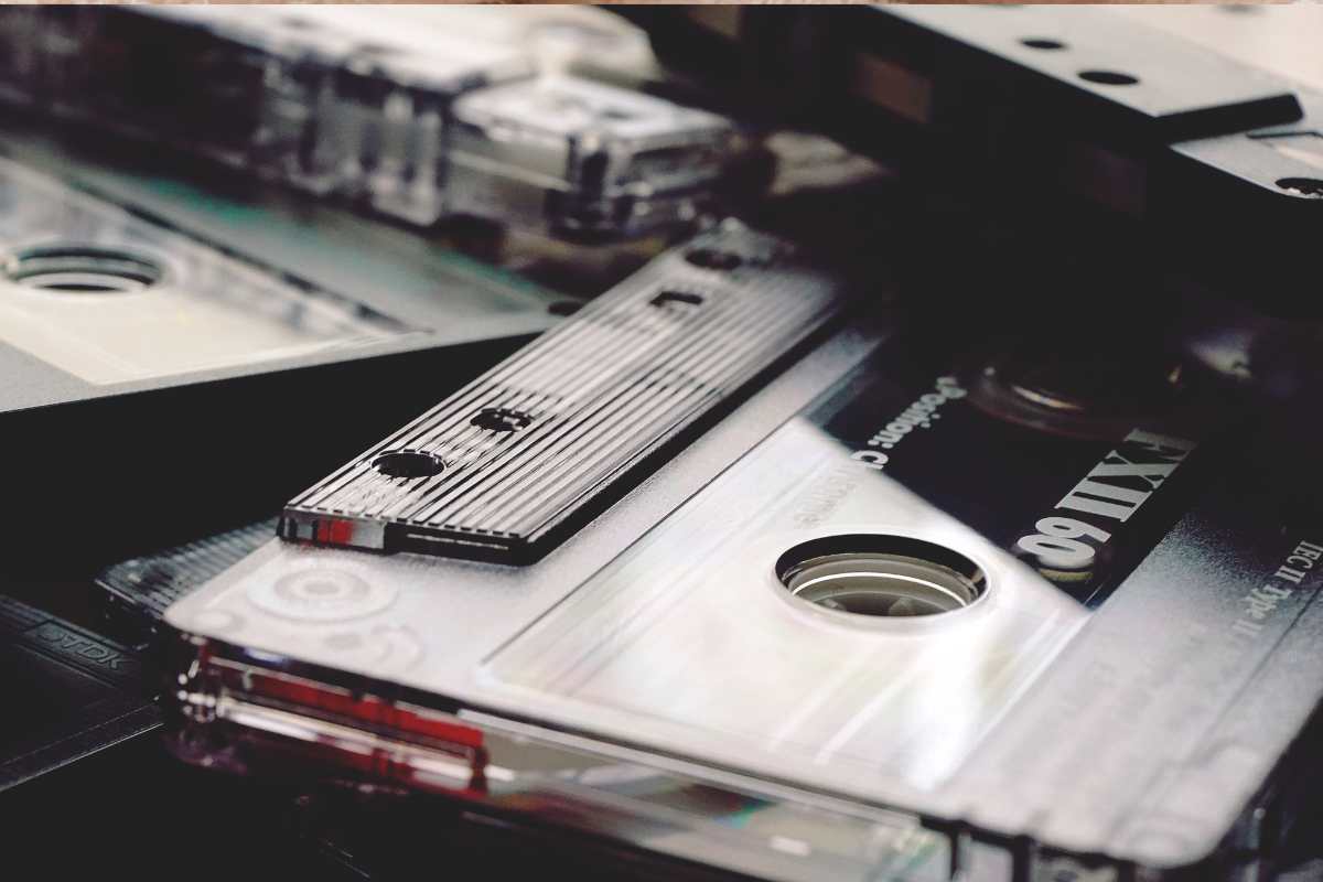 il risveglio dell’interesse per le musicassette vintage conferma come la cultura analogica continui a esercitare un fascino intramontabile
