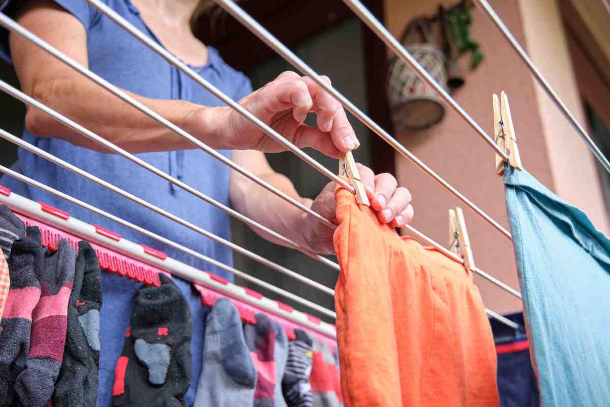 Stendi i panni fuori? Rischi 800 euro di multa